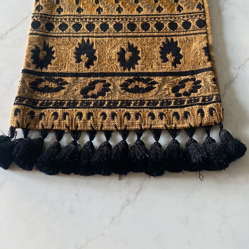 Gorgeous table runner - Picture 2 of 5